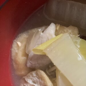 白菜とたまねぎとえのきと油揚げの味噌汁